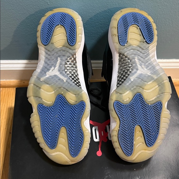 Jordan 11 Men's Black and White Low-Top Sneakers - Picture 5 of 7